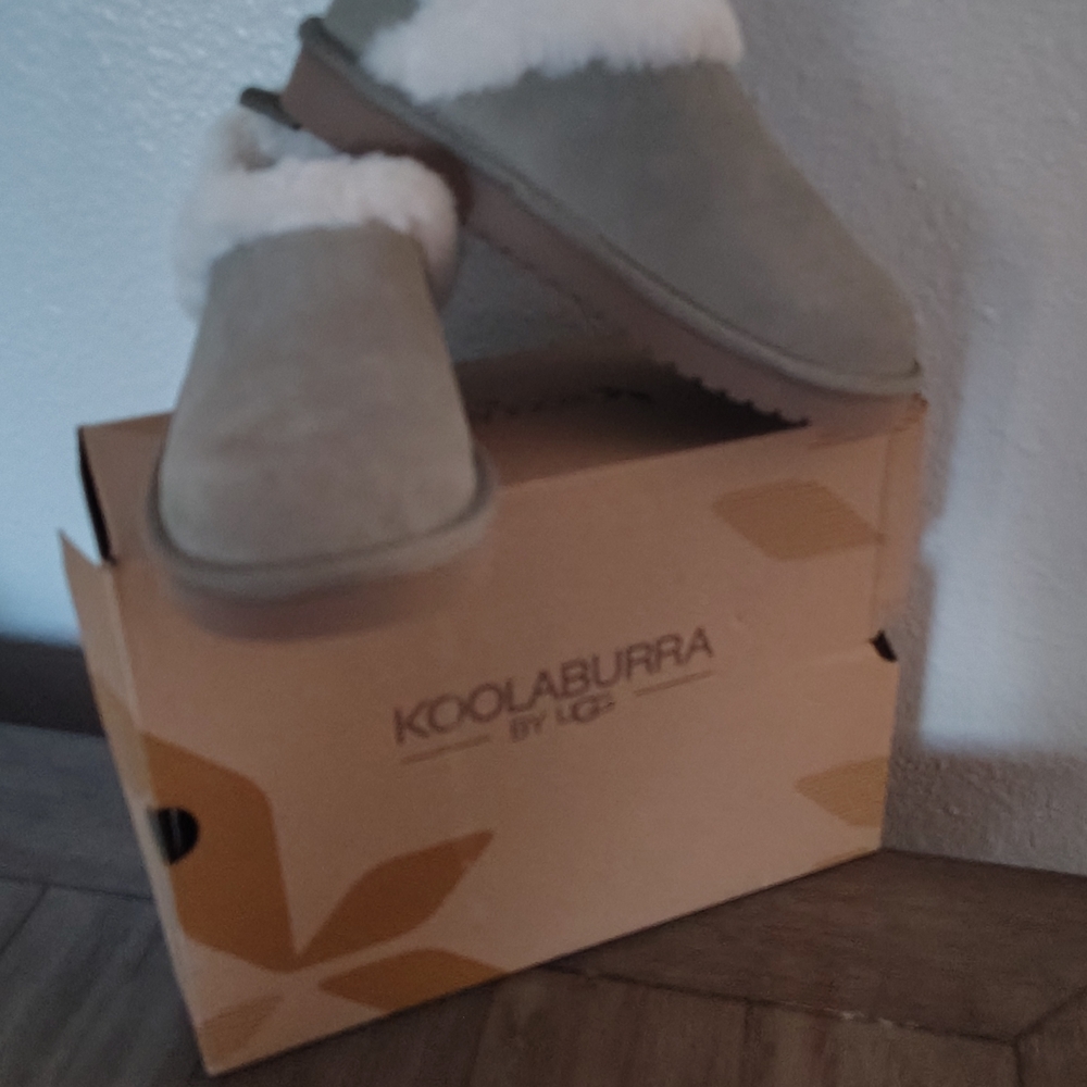 Koolaburra Kids Slippers in Tan and White